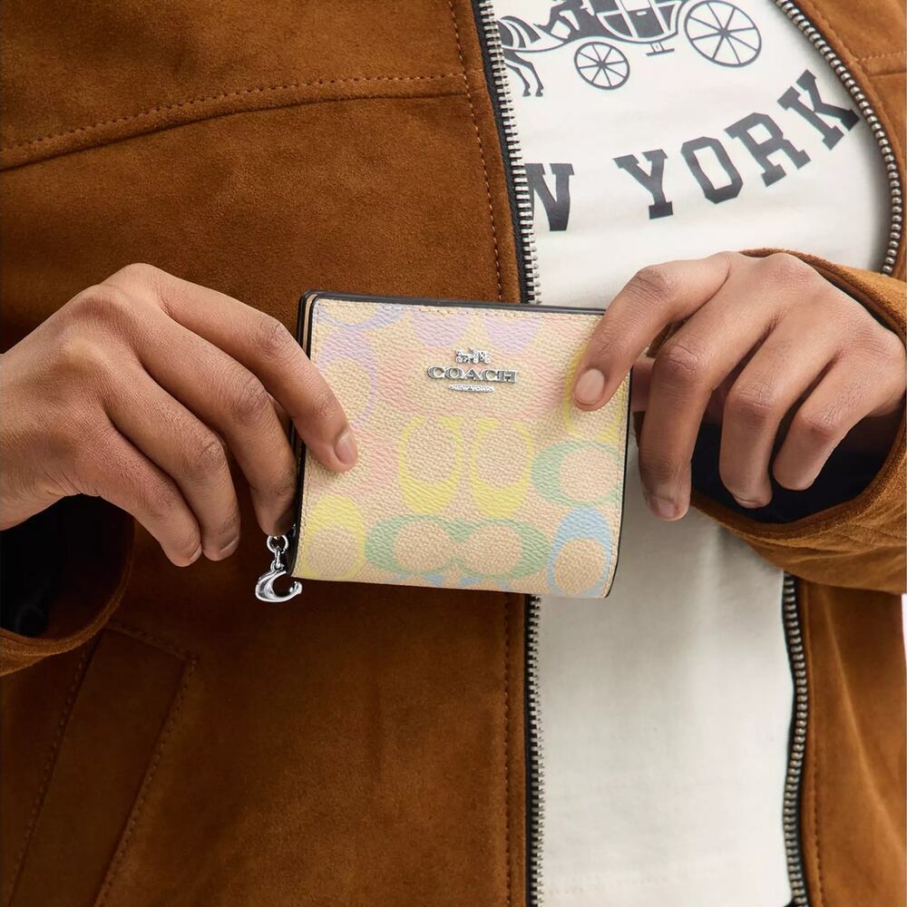 ❤️ Coach Snap Wallet In Rainbow Signature Canvas - Picture 3 of 6